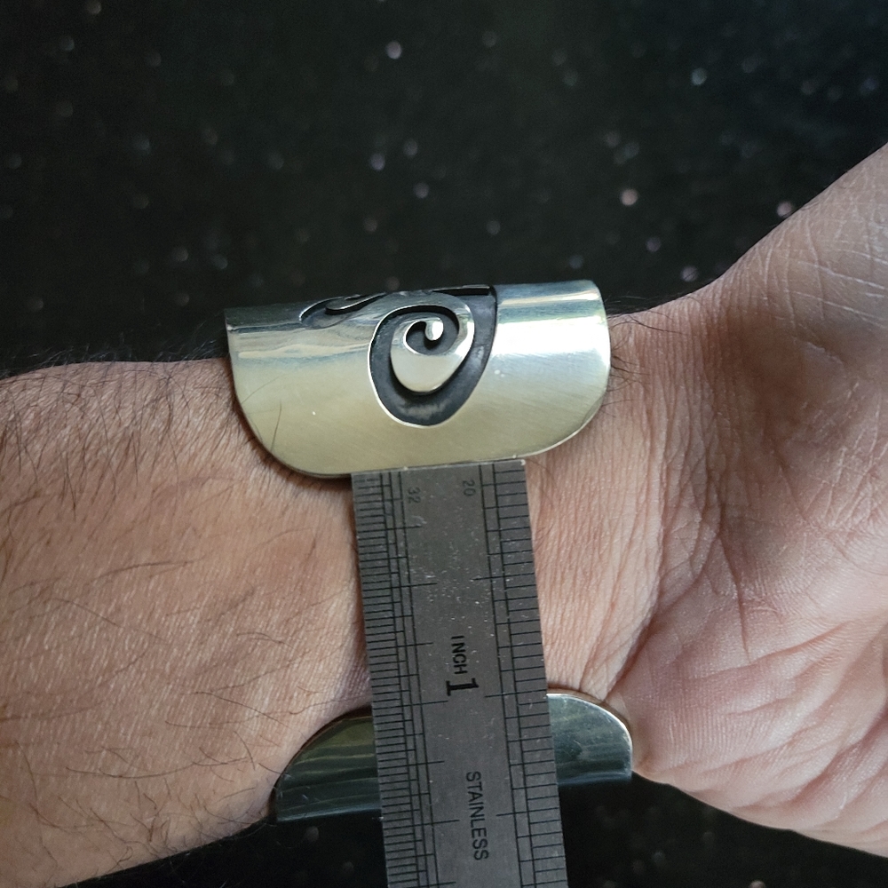 Nickle Silver Native American southwest design, signed bracelet. - Picture 7 of 7